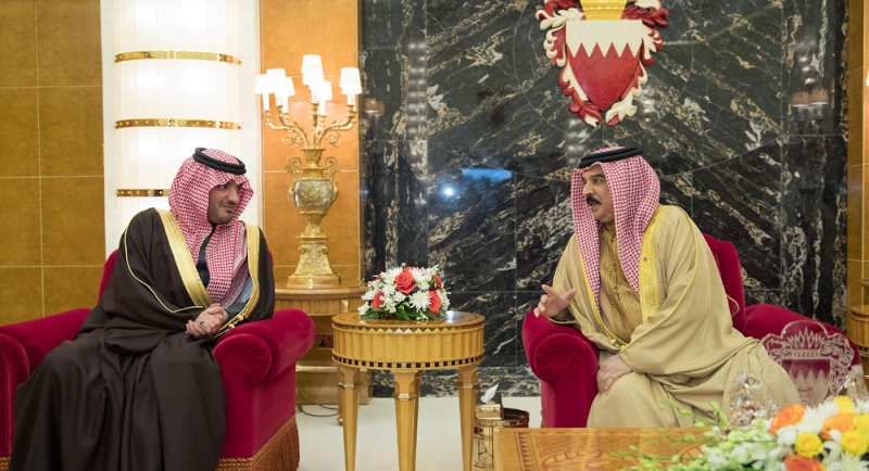 الملك حمد بن عيسى يتحدث مع الأمير عبدالعزيز بن سعود بن نايف (واس)