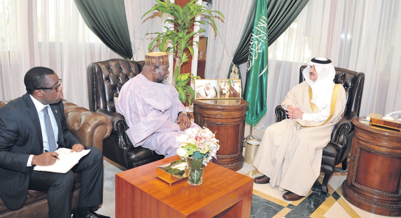 الأمير سعود بن نايف خلال استقباله السفير الغاني