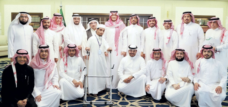 الأمير أحمد بن فهد يتوسط رئيس مجلس إدارة جمعية العمل التطوعي والمتطوعين (اليوم) 