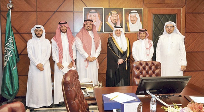 الأمير سعود بن نايف يتوسط اللجنة المنظمة لملتقى «ناطق»