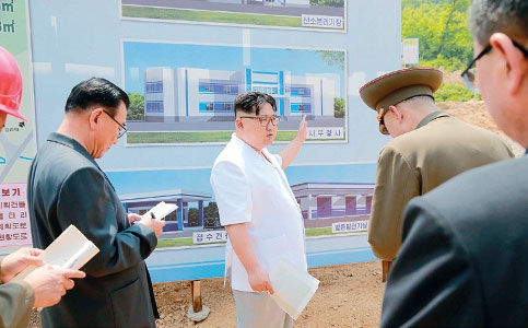 زعيم كوريا الشمالية خلال زيارة لموقع إنشاء مستشفى
