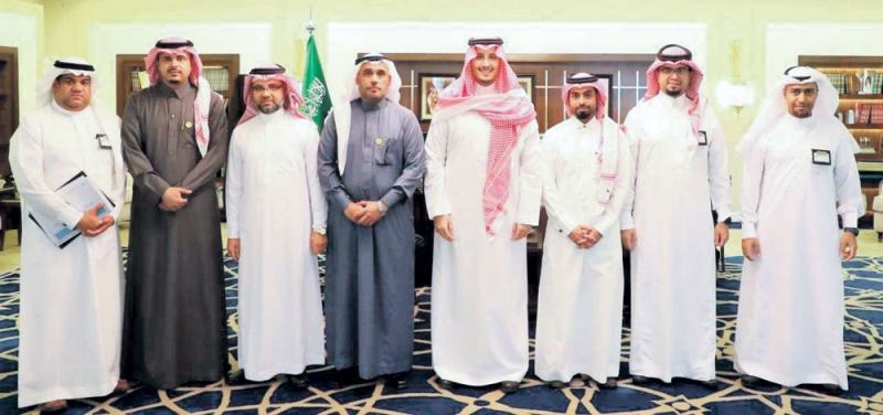 الأمير أحمد بن فهد يتوسط منسوبي معهد الإدارة (اليوم)