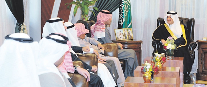 الأمير سعود بن نايف مستقبلا منسوبي جمعية «ذوق» (اليوم)