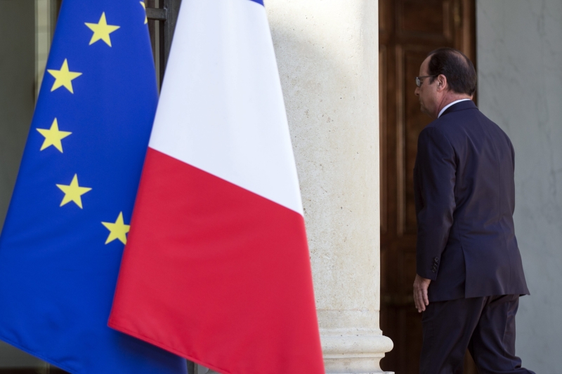  الرئيس الفرنسي يعلن عدم وجود ناجين من تحطم الطائرة الجزائرية
