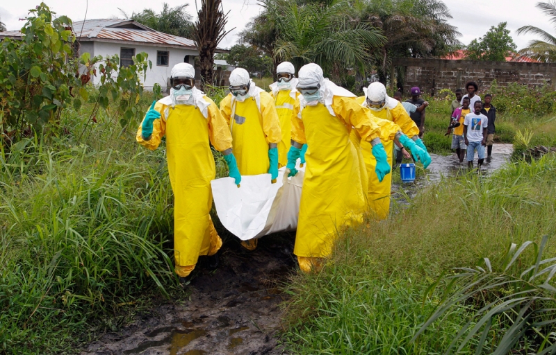 موظفي صحة يحملون أحد ضحايا إيبولا في ليبيريا 