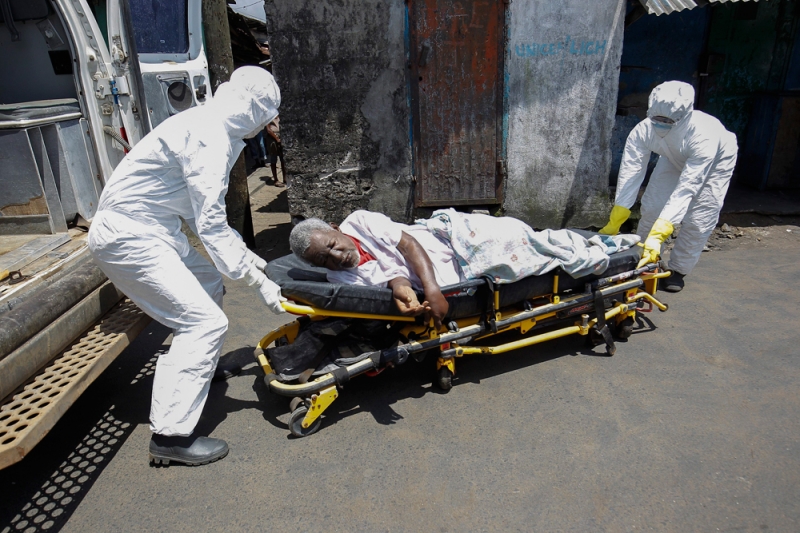 نقل أحد المصابين بالإيبولا للمستشفى في ليبيريا (د ب أ) 