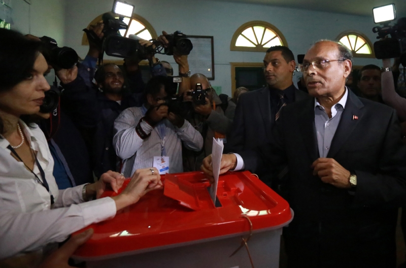 الرئيس المنتهية ولايته المرزوقي يدلي بصوته في الانتخابات الرئاسية اليوم (د ب أ) 