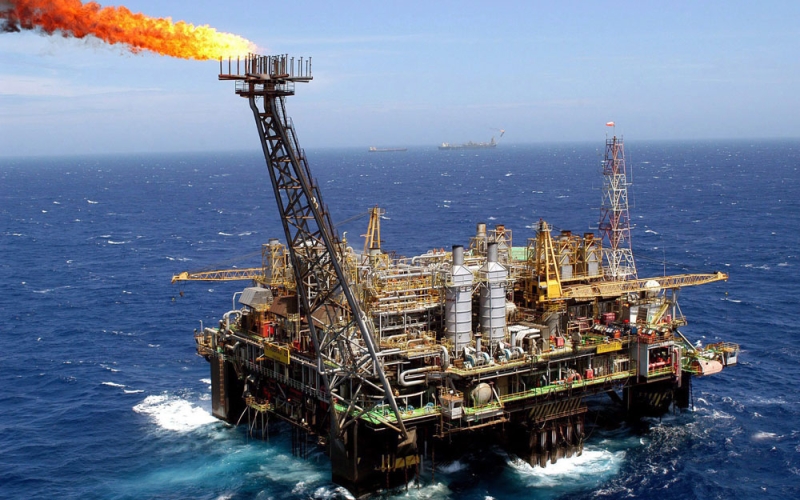 انخفاض مخزونات النفط البحرية إلى النصف
