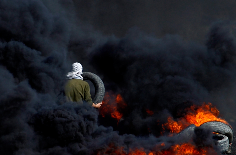 جانب من مواجهات بين قوات الإحتلال و فلسطينيين في نابلس يوم أمس (د ب أ) 