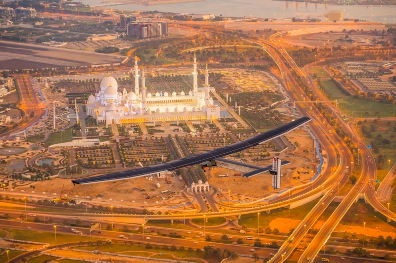 أول طائرة في العالم تعمل بالطاقة الشمسية تحلق فوق أبوظبي