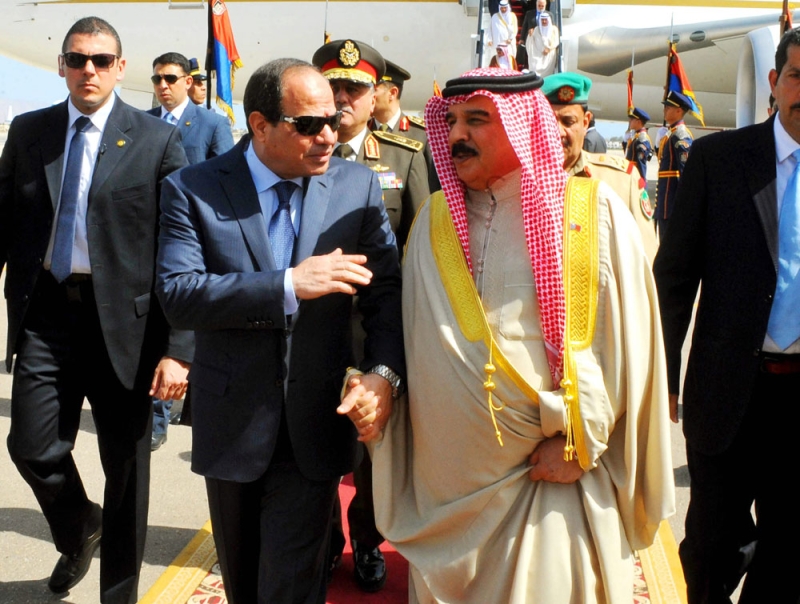 الرئيس المصري لدى استقباله ملك البحرين عند وصوله لمصر (د ب أ) 