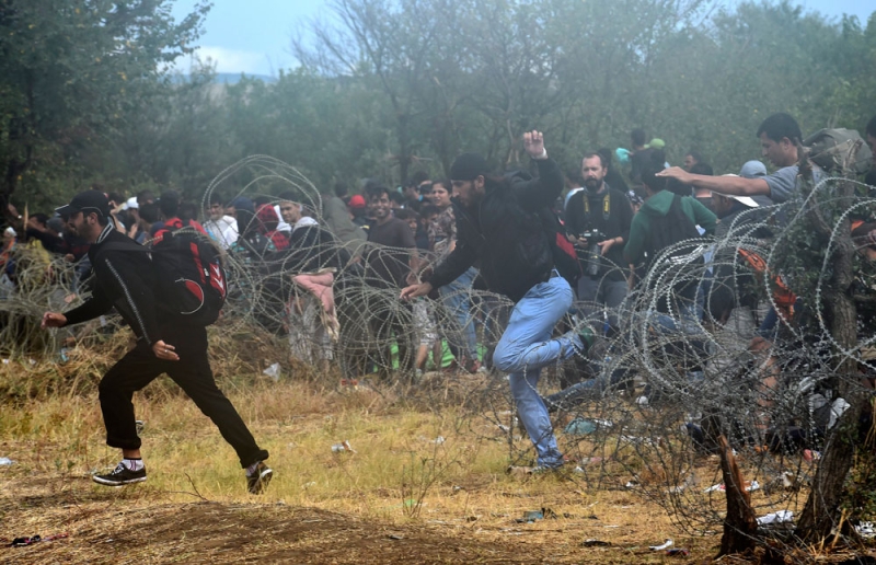 مئات اللاجئين يقتحمون السياج الشائك ويدخلون مقدونيا
