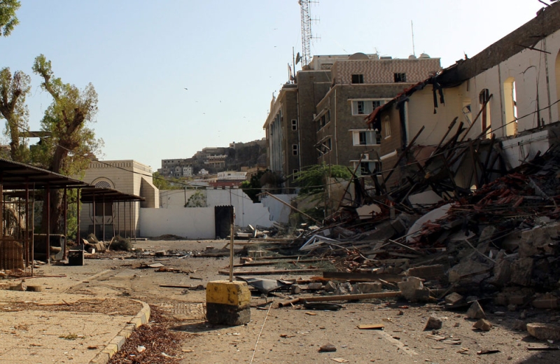 جزء من الدمار الذي تعرضت له مدينة عدن نتيجة المواجات 