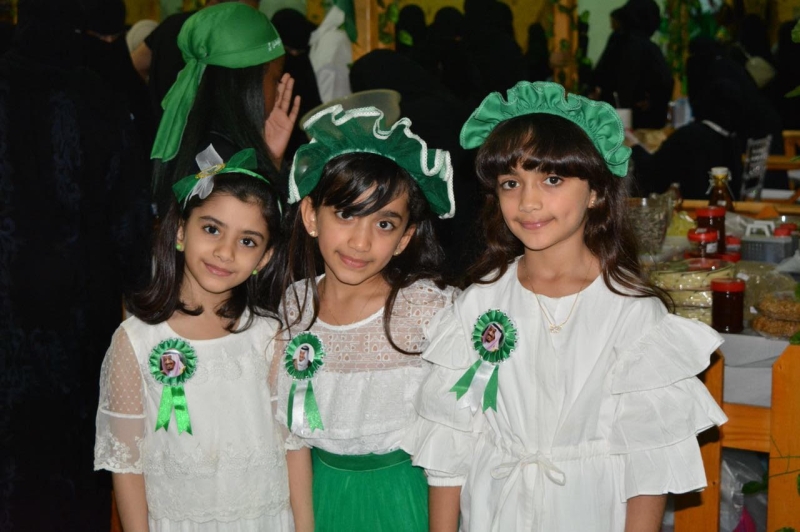 500 طفل يتوشحون الأعلام الخضراء في 
