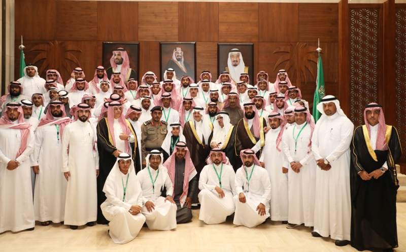 الأمير سعود بن نايف في صورة مع الفرق التطوعية (اليوم)