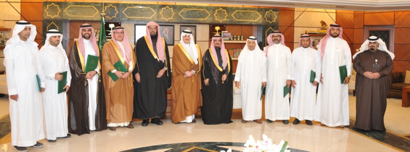 الأمير سعود بن نايف يتوسط مسؤولي مركز الملك فهد للجودة وممثلي المدارس الفائزة (اليوم)