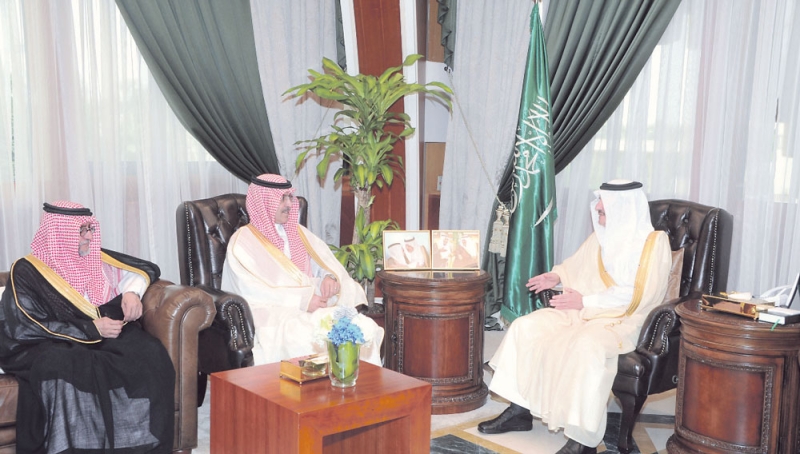 الأمير سعود بن نايف خلال لقائه مع وزير المالية (اليوم)