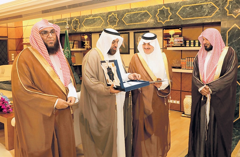 الأمير سعود بن نايف خلال اطلاعه على تقرير هيئة الأمر بالمعروف (اليوم)