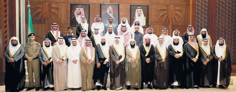 الأمير سعود بن نايف في صورة مع مجلس إدارة منارات العطاء والداعمين (اليوم)