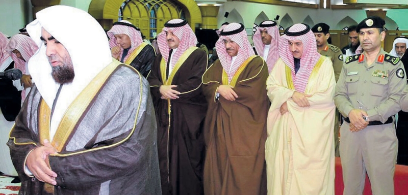 الأمير سعود بن نايف خلال أداء الصلاة أمس (اليوم)