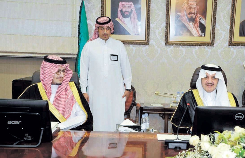 الأمير سعود بن نايف خلال ترؤسه مجلس المنطقة وبجواره الأمير أحمد بن فهد (اليوم)