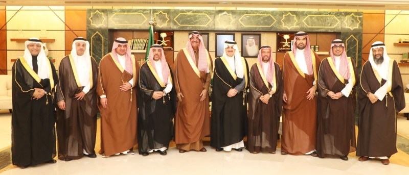 الأمير سعود بن نايف يتوسط رئيس وأعضاء مجلس إدارة جمعية «إيفاء» (اليوم)