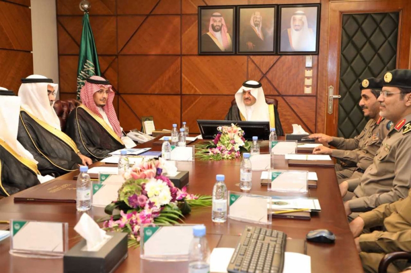 الأمير سعود بن نايف مترئسا لجنة الدفاع المدني وبجواره الأمير أحمد بن فهد (اليوم)