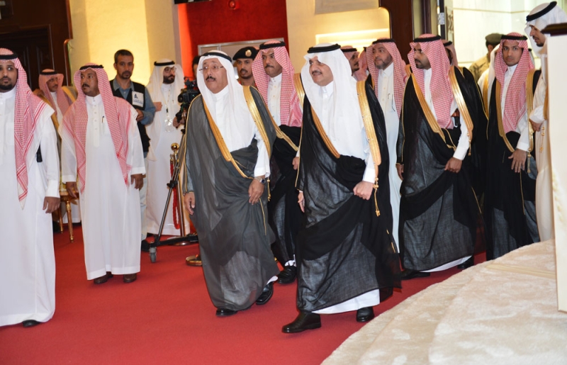 الأمير سعود بن نايف متوجها لقاعة الاحتفال