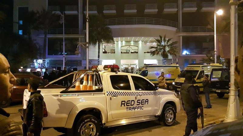 أجهزة الأمن المصرية تنتشر امام الفندق المستهدف 