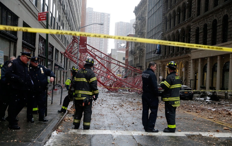 مقتل شخص وإصابة ثلاثة في سقوط رافعة في مانهاتن
