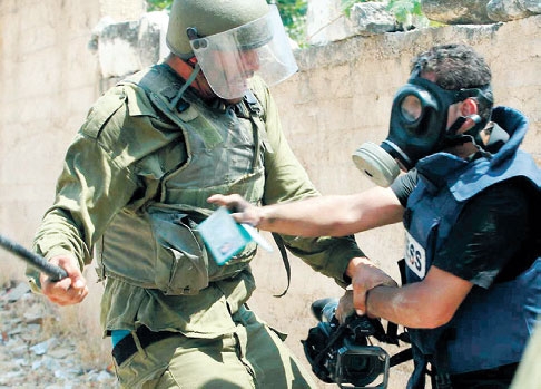 صحفي فلسطيني يجابه عسف جندي إسرائيلي
