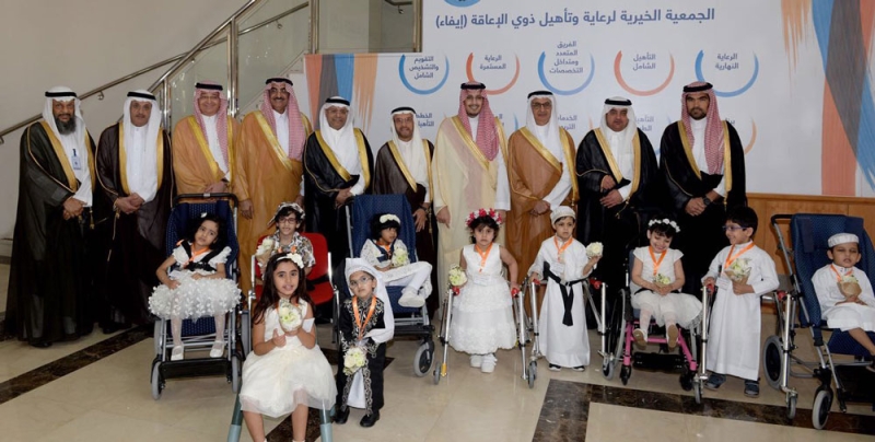 الأمير أحمد بن فهد يتوسط أعضاء مجلس إدارة الجمعية وعددا من الطلاب (تصوير: طارق الشمر)