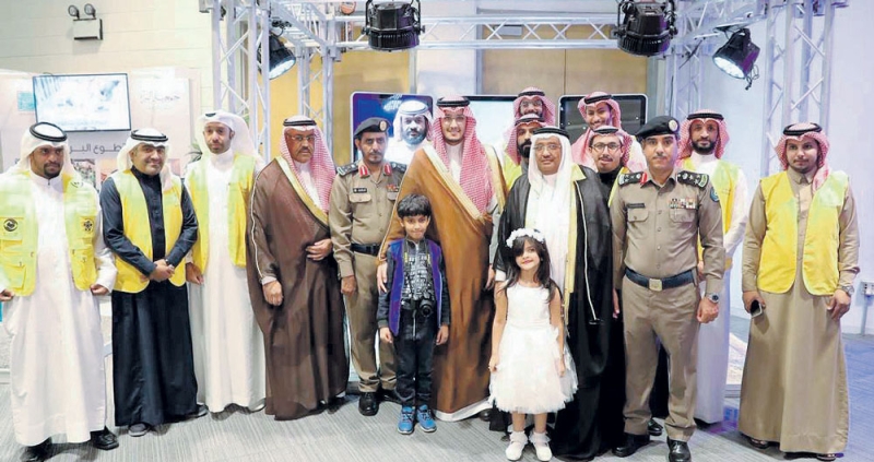 الأمير أحمد بن فهد يتوسط حضور الاحتفال (اليوم)