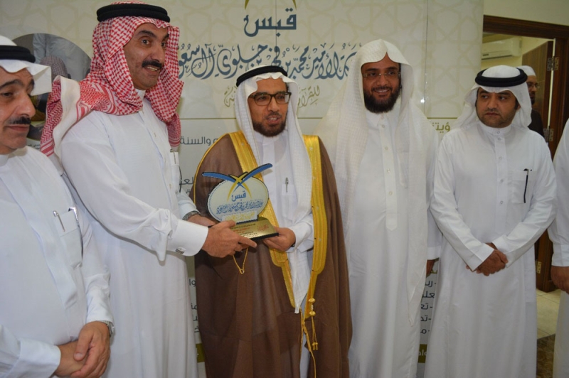 الأمير عبدالعزيز بن جلوي يكرم د. العوهلي (اليوم)