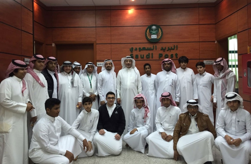 الوفد الطلابي ومسئولو البريد السعودي خلال الزيارة (اليوم) 