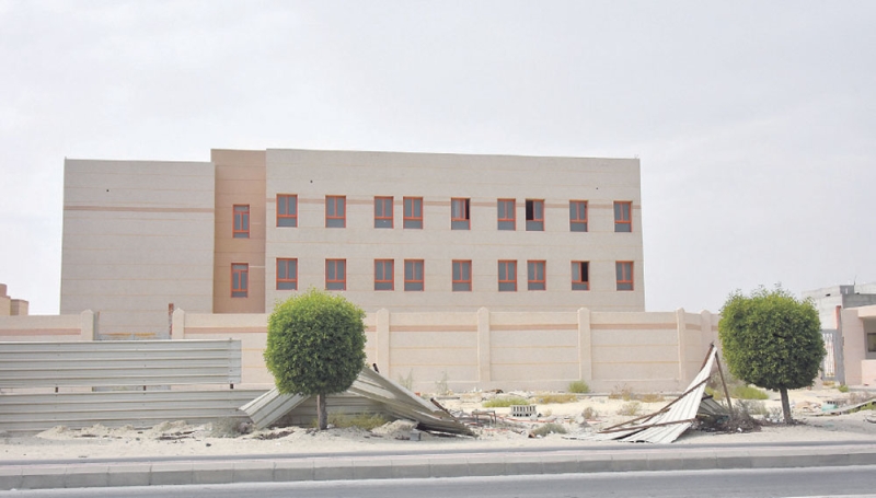 توقف العمل بمدرسة حي الشاطئ في تاروت (تصوير: طارق الشمر) 