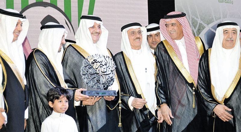 الأمير سعود بن نايف يُكرم من أسرة الزامل

