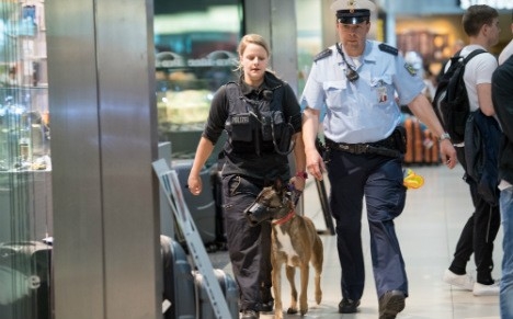 القبض على مسافر تمكن من دخول منطقة أمنية في مطار بألمانيا بدون تفتيش
