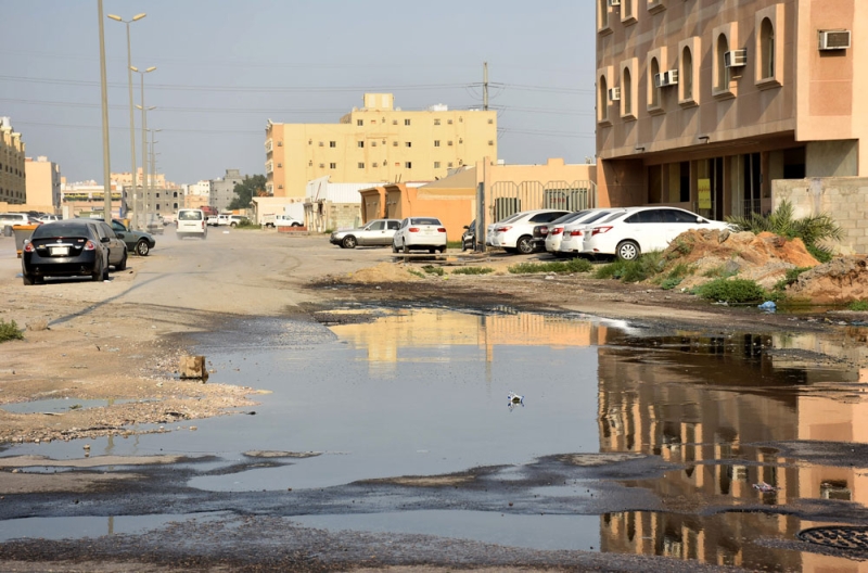 مياه الصرف الصحي تحيط بالمنازل (تصوير: هاني الغامدي)