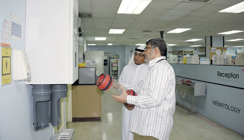 طبيب بالمختبر وبنك الدم يشرح لـ «اليوم» طريقة عمل النظام (تصوير: مرتضى بوخمسين)