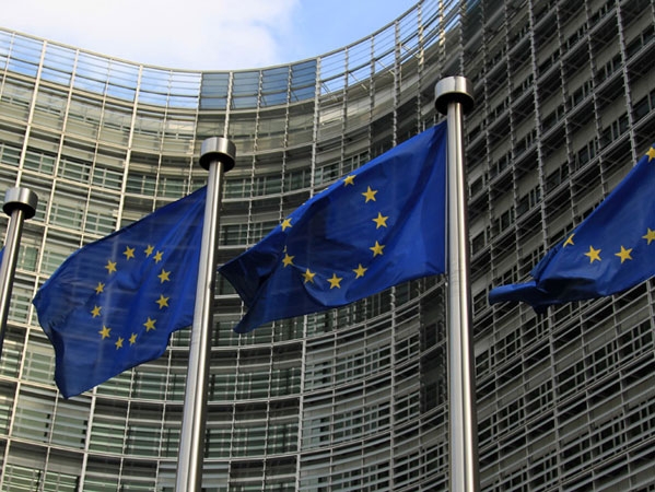 الاتحاد الأوروبي يعلن استعداده للتراجع عن فرض عقوبات ضد روسيا