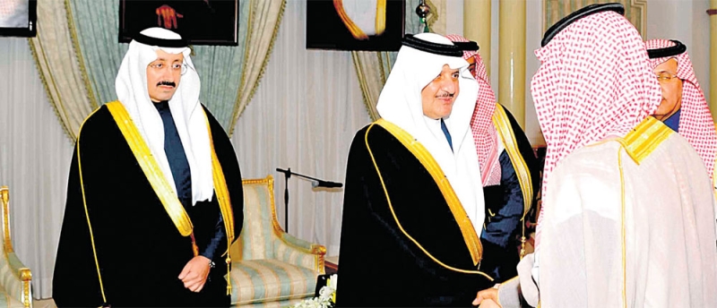 الأمير سعود بن نايف خلال استقباله المواطنين وعلى يمينه محافظ الأحساء