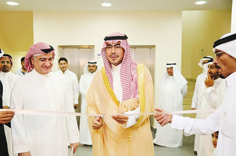 الأمير عبدالله بن سعود خلال افتتاحه المعرض 