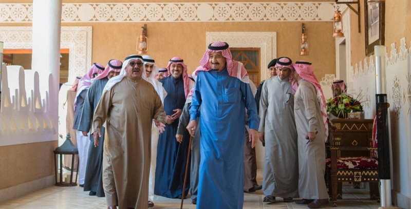 الملك والشيخ ناصر الصباح يتجولان في قصر الدرعية
