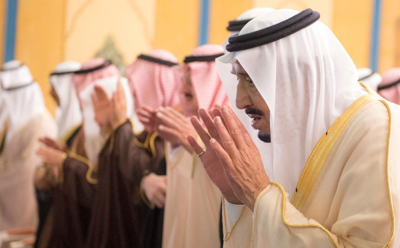 الملك المفدى يؤدي صلاة الميت على الأمير مشعل بن عبدالعزيز آل سعود «يرحمه الله»