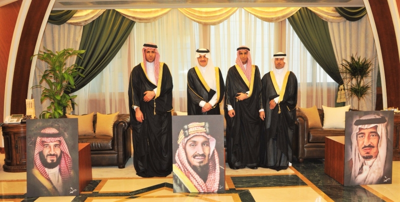 الأمير سعود بن نايف يتلقى إهداء من الفنان التشكيلي منير النمر
