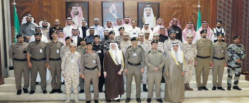  الأمير سعود بن نايف في صورة مع منسوبي مركز إدارة الأزمات والكوارث بالإمارة (اليوم)