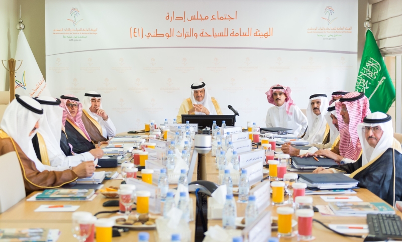الأمير سلطان بن سلمان خلال ترؤسه اجتماع المجلس 