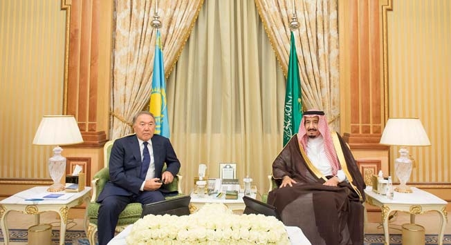 خادم الحرمين يبحث تطورات الأحداث مع رئيس كازاخستان