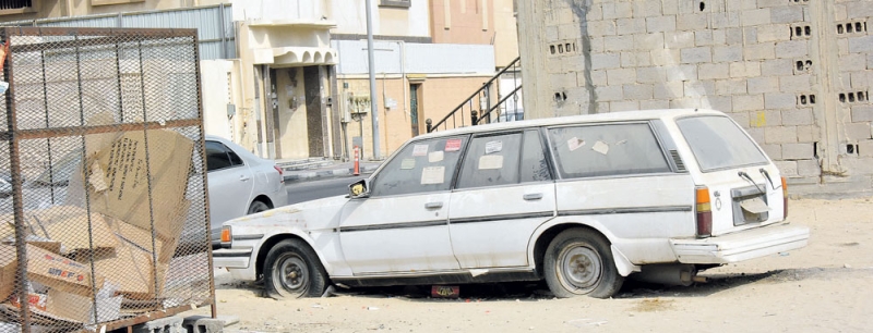 سيارات تالفة تنتشر في مواقع عديدة بالحي (تصوير: طارق الشمر)